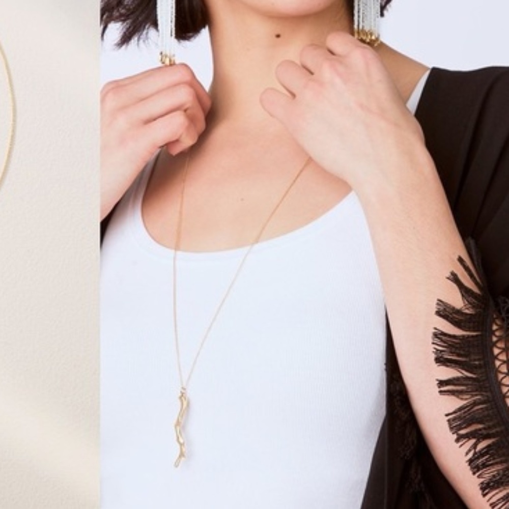 Stella & Dot Chase Coral Pendant